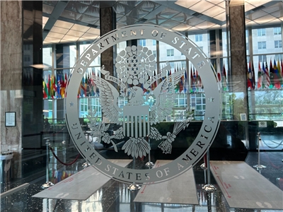 美國國務院宣布將歐洲四個與反法西斯運動相關組織列入恐怖組織黑名單。圖為美國國務院門口標誌。 (圖:美國國務院)