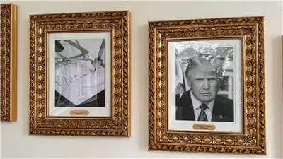 美國總統川普在白宮新設的藝廊以「自動簽名機」(autopen)照片嘲諷前總統拜登。(X@MargoMartin47)