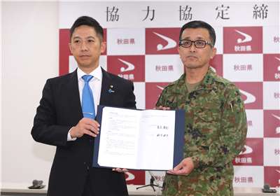 日本秋田縣知事鈴木健太(左)與日本陸上自衛隊第九師團長松永康典在秋田市出席了熊襲擊預防合作協議的簽署儀式。(AFP)