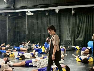 在表演藝術教室裡，沒有桌椅、四周圍都是鏡子，讓學生不太自在卻又開放的空間裡，去思考去想像