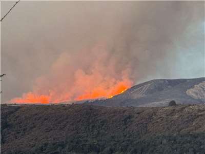 紐西蘭東加里羅國家公園(Tongariro National Park)的一處熱門健行路徑上發生野火。(X平台/@JacindaTrump)