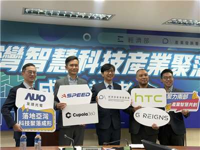 經濟部產發署署長邱求慧(右3)表示，希望再爭取4年2億元預算，讓高雄亞灣成為無人機場域應用的發展基地。(謝佳興 攝)