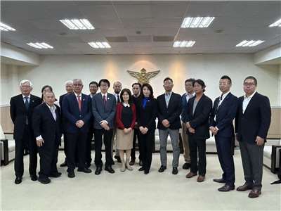 日本東京都狛江市議會議員辻村ともこ（前右五）由北社社長羅浚晅（前左三）陪同，率團訪問開南學園，由開南中學校長劉美慧（前左四）、開南大學副校長陳文甲（前左二）接待。圖：開南中學提供