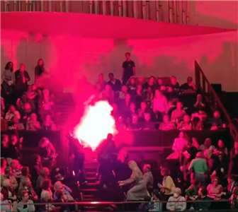 以色列愛樂樂團6日在巴黎的音樂會遭抗議者多次干擾，有人投擲信號彈，引起現場一陣恐慌。(翻攝Israel Philharmonic臉書)