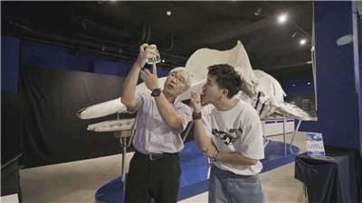 王浩文教授（左）與主持人內克（右）