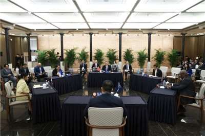 中國商務部長王文濤4日與密克羅尼西亞等5國代表分別簽署「提升經濟夥伴關係框架協定」。(圖:中國商務部官網)