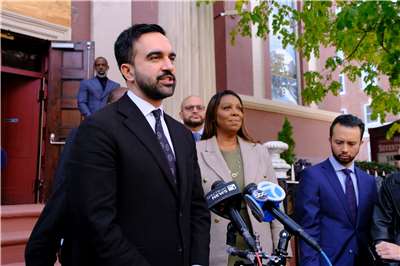 美國紐約市、維吉尼亞州與紐澤西州4日將舉行市長與州長選舉，引發各界關注。圖為紐約市長候選人之一、民主黨籍紐約州眾議員曼達尼(Zohran Mamdani，前左)。(美聯社/達志影像)