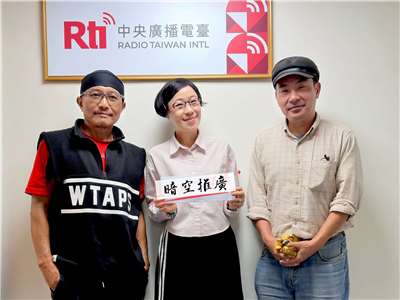 台灣暗空協會理事長林正修(右)