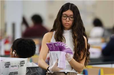 根據美國官方的計票結果，加州選民以2比1的懸殊比例通過第50號公投提案。圖為加州一名工作人員正在檢查選票。(美聯社/達志影像)