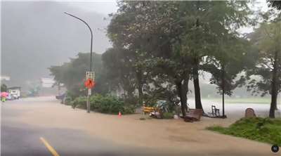 受到颱風鳳凰外圍環流及東北季風共伴影響，宜蘭縣蘇澳鎮豪雨成災，11日晚間發生嚴重淹水。 (翻攝自FB@蘇澳大小事)