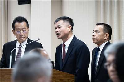 國防部戰略規劃司司長黃文啓（圖中），6日在立法院外交及國防委員會說明，國防部已於10月1日成立「人工智慧專案辦公室」，整合內部的AI推動工作。(楊仁翔 攝)