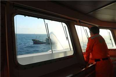 海巡署新竹艦救援中國籍漁船失火。(圖：海巡署提供)