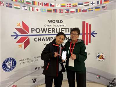 健力選手陳葦綾(左)勇奪2025年世界錦標賽金牌，賴清德總統致電申賀。(運動部提供)