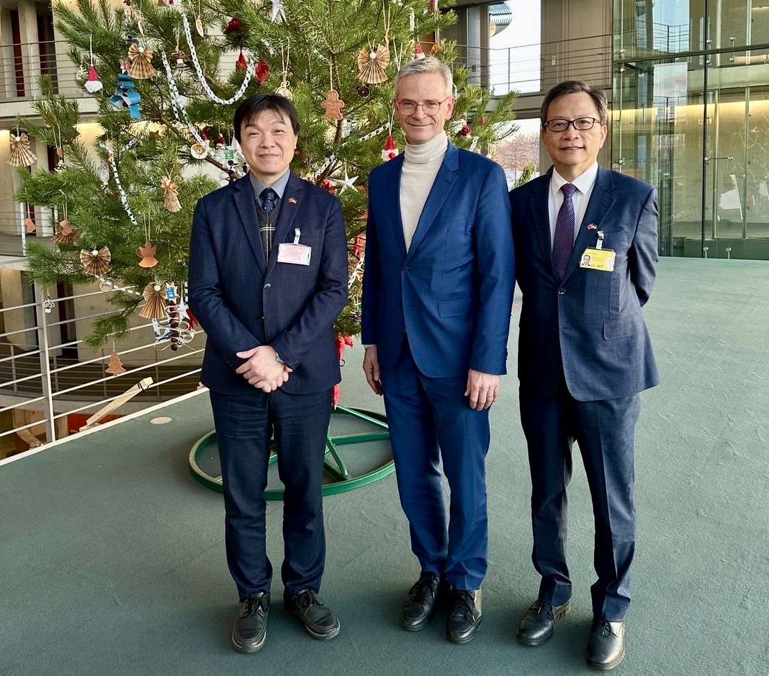 駐德國代表處谷瑞生大使(右一)、陸委會沈有忠副主委(左一)、德國國會議員暨國會友台小組副主席萊歇爾。圖：駐德代表處提供