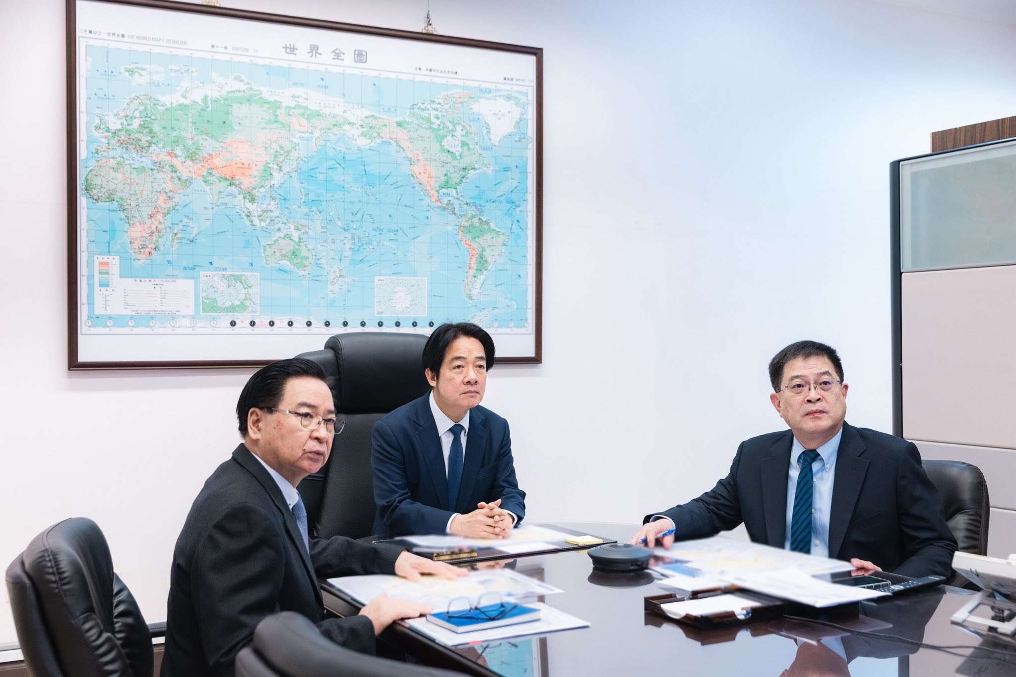 賴總統今天(30日)聽取最新中共演習情勢報告。(圖：賴清德總統臉書)