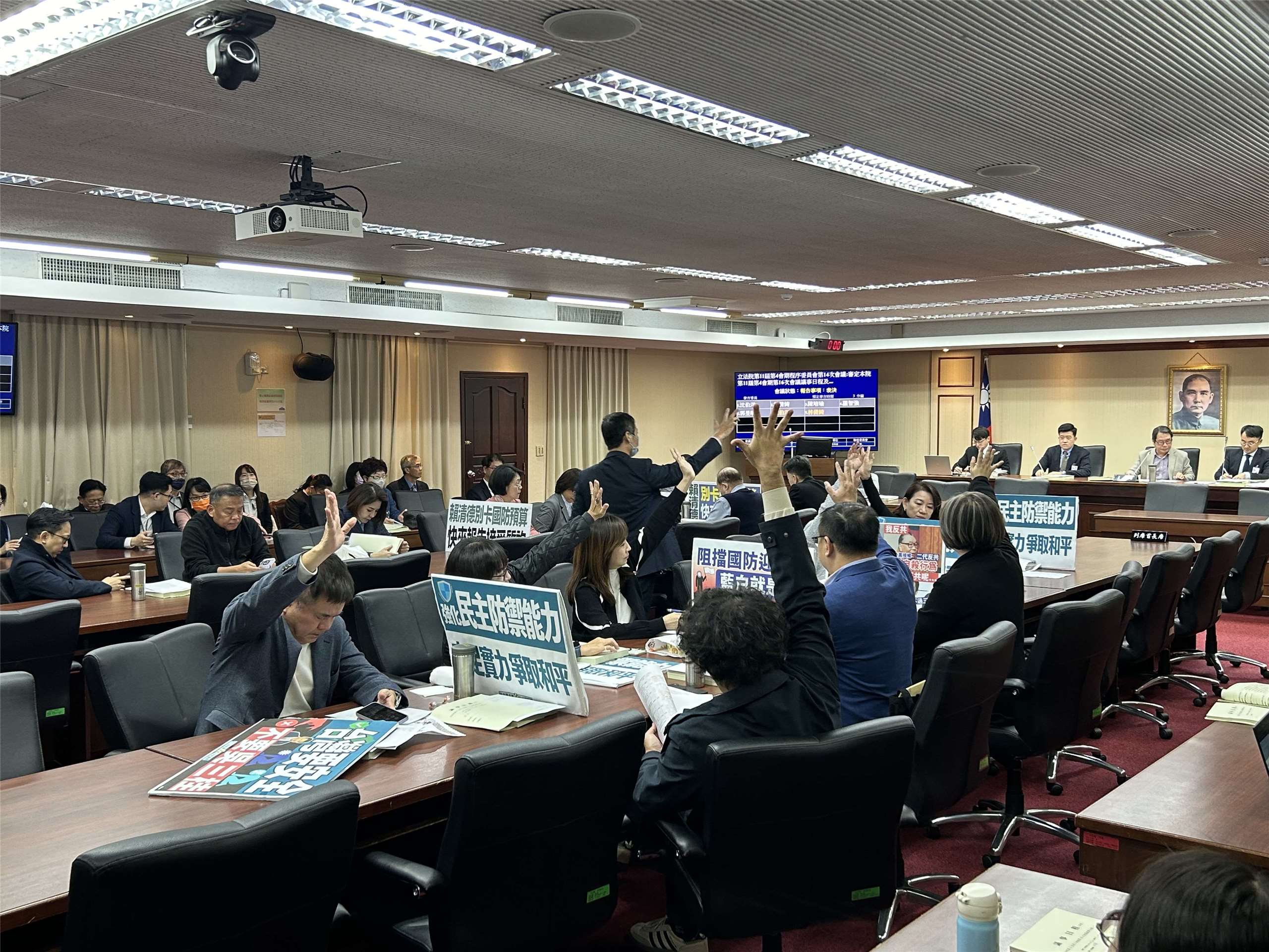 立法院程序委員會今天(30日)開會，經表決，綠營人數不敵藍白席次，通過國民黨團提案，下次院會議程尚未確定，將於1月2日院會處理。(趙婉淳 攝)