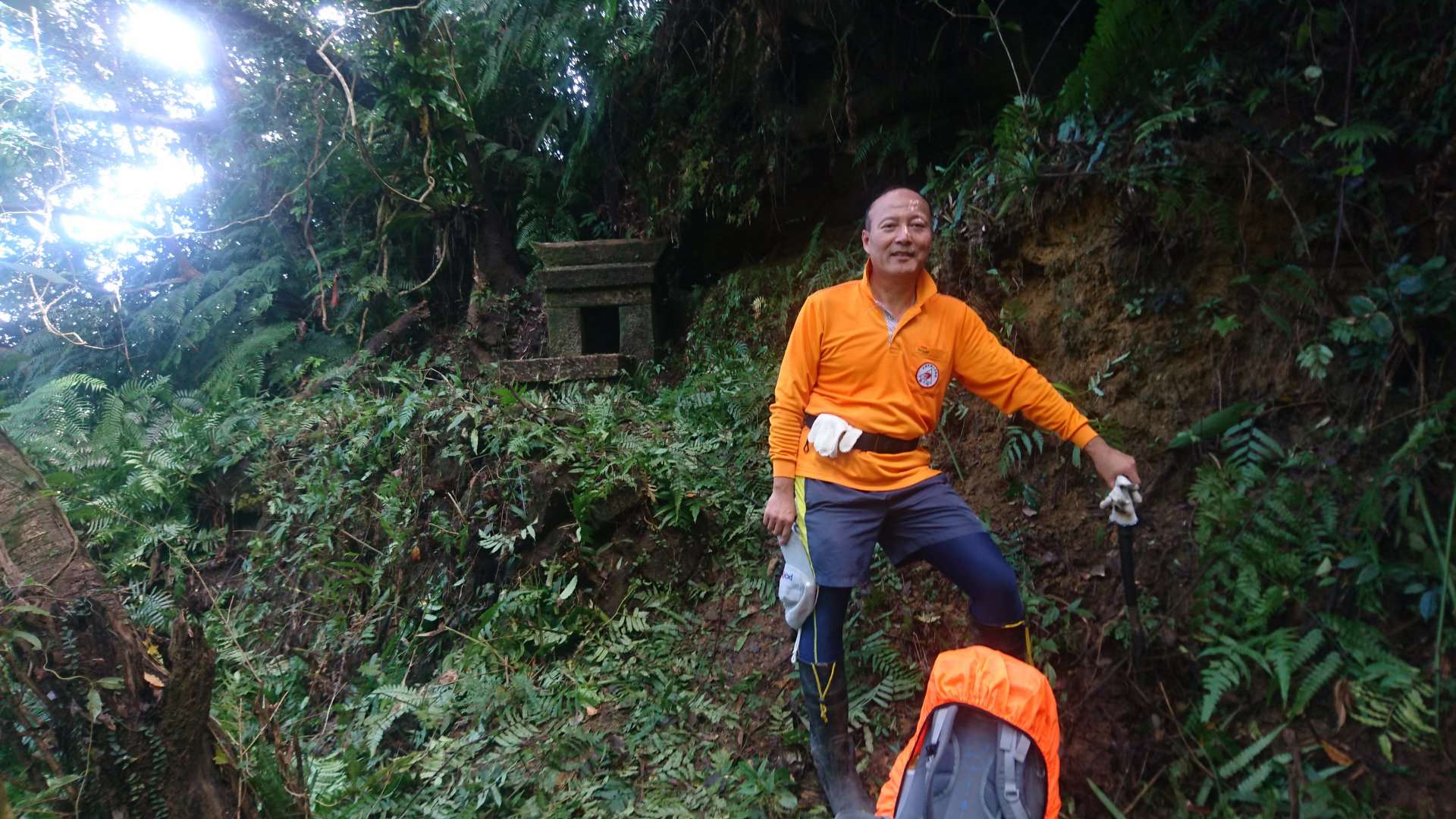 劉憲宗建築師於雙溪SCT502泰平料角坑口與小土地公廟合影