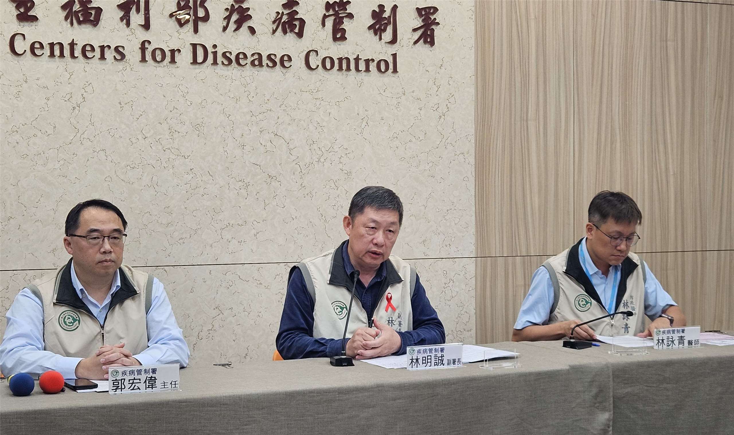 國內流感疫情將升溫，疾管署發言人林明誠(中)2日呼籲高風險族群快打疫苗。(劉品希 攝)