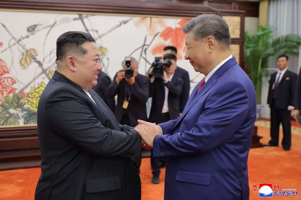 中共總書記習近平(右)與北韓領導人金正恩(左)。圖為兩人2025年9月4日在北京會談。資料照片。( 圖:KCNA)