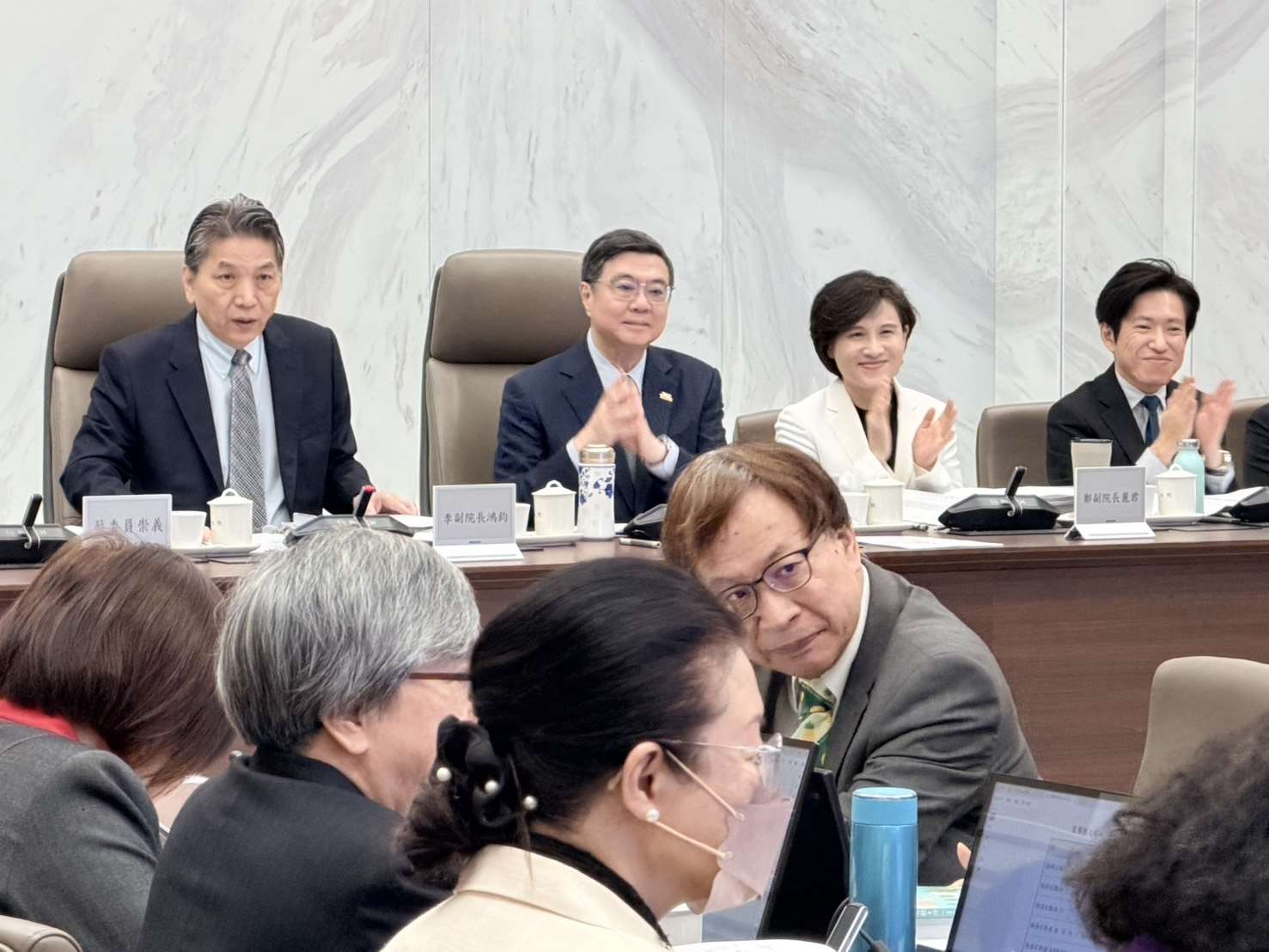 監察院副院長李鴻鈞(左)帶隊赴行政院，展開年度巡察。(鄭佑漢 攝)