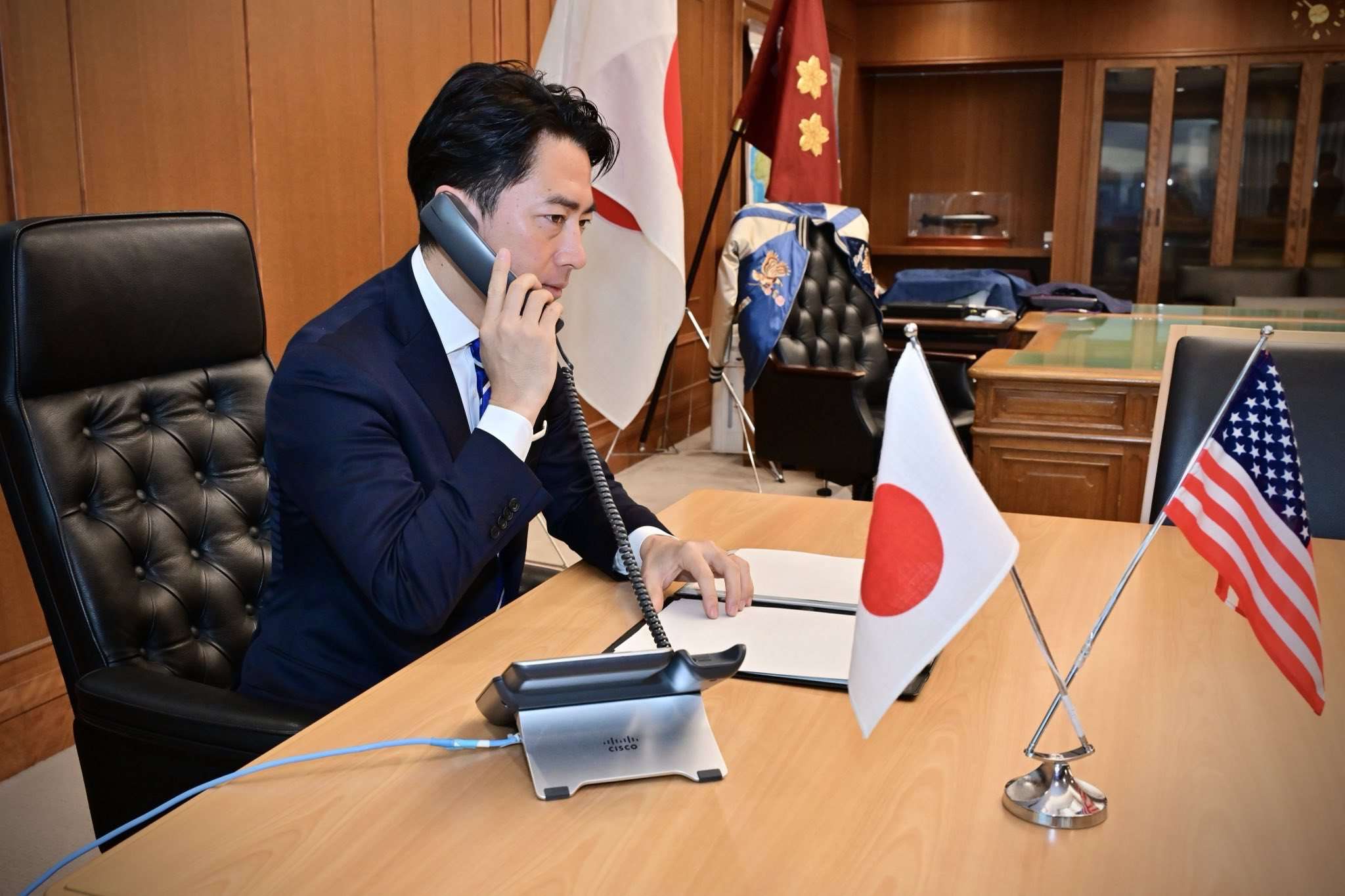 日本防衛大臣小泉進次郎12日和美國國防部長赫格塞斯(Pete Hegseth)通話，討論雷達照射事件。 (圖:X@shinjirokoiz)