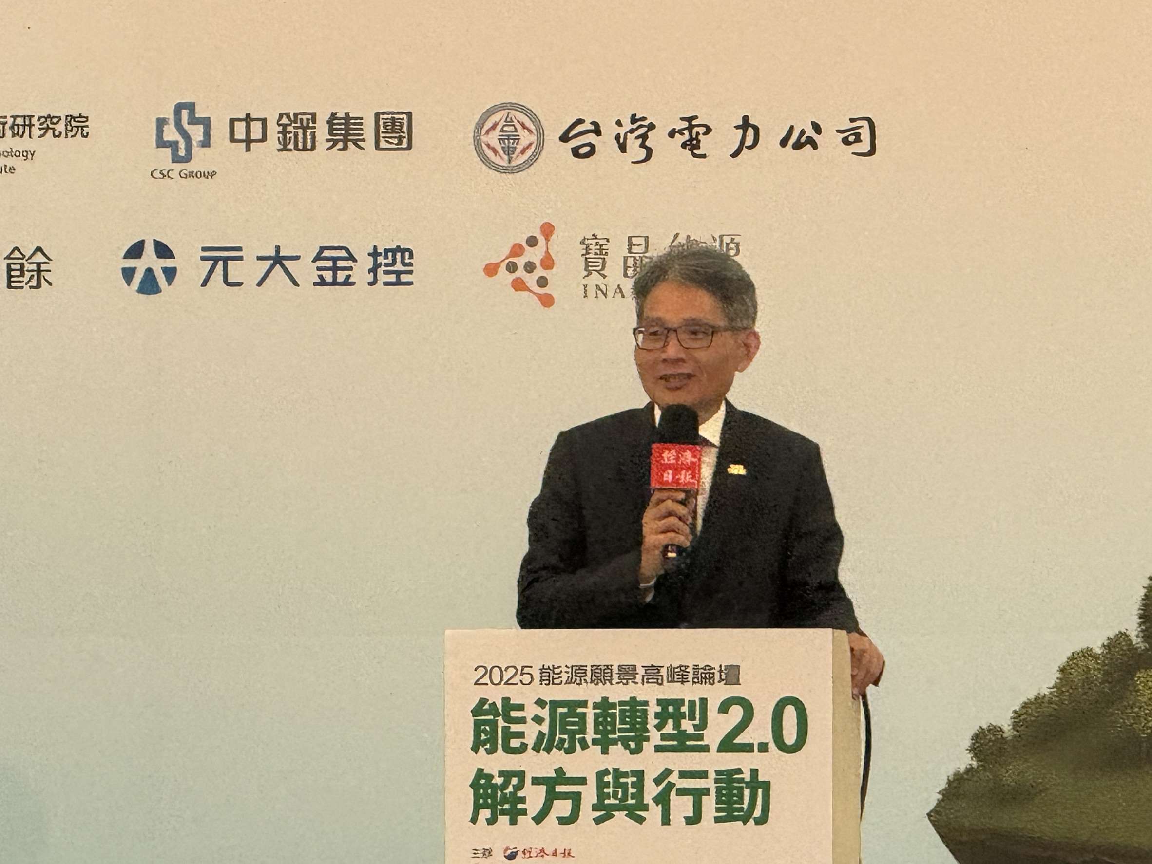 經濟部次長賴建信宣布，今年節電目標已於12月中旬提前達標。(謝佳興 攝)