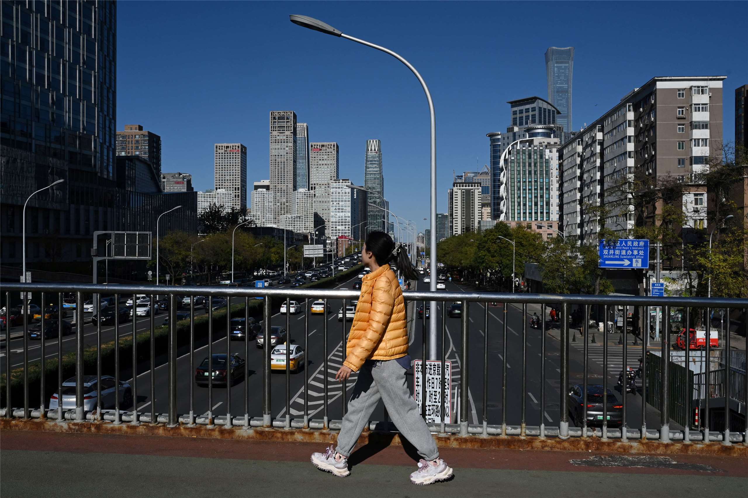 日媒推斷，中國2025年全年的固定資產投資，將首度出現1995年有這項統計以來的負成長。圖為北京街景。