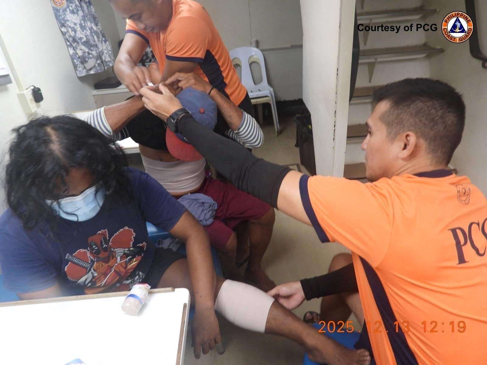 菲律賓漁民在與中國海警在南海仙賓礁附近發生衝突。圖為菲律賓海岸防衛隊人員照料受傷的漁民。（PCG）