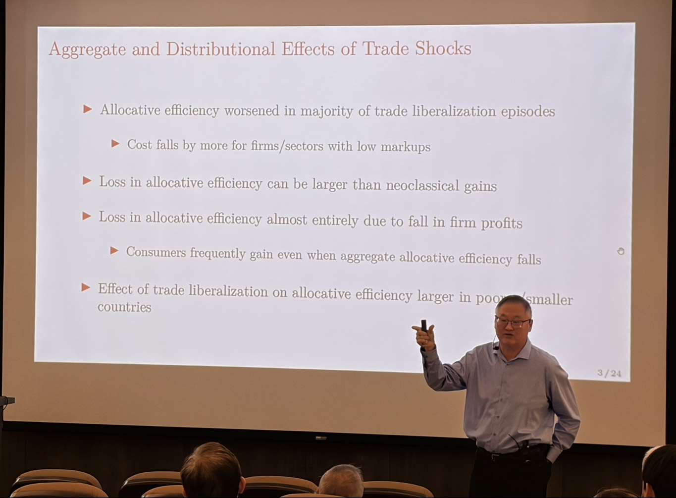 中研院經濟所10日召開「2025總體經濟計量模型研討會」，院士謝長泰以「扭曲經濟中的貿易衝擊」(Trade Shocks in Distorted Economies)為題發表演說。(蔡芃敏 攝)