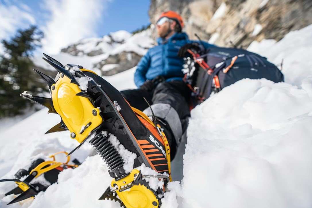 防滑釘爪鞋套上有尖銳金屬，屬於危安物品須放置於托運行李內不可手提上機。(示意圖/Unsplash)