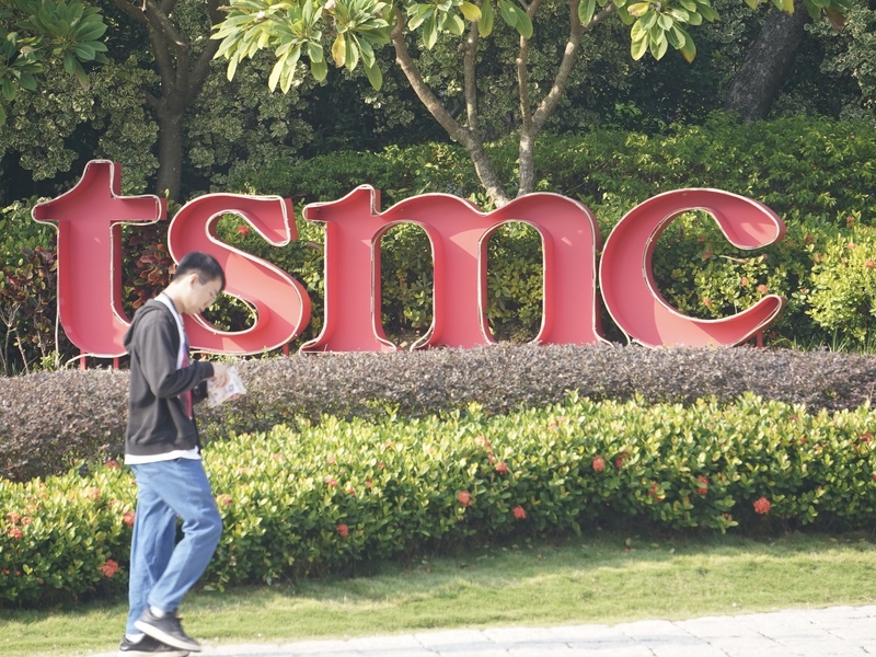 半導體市場強者恆強，分析師指，台積電仍穩坐龍頭。圖為南科台積電18廠廠區一景。