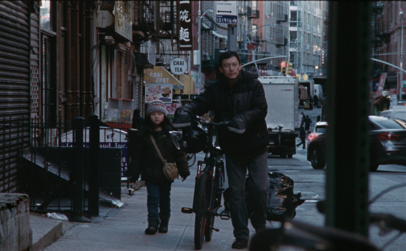 演員張震（右）在電影「幸福之路」中扮演一名華人移民外送員，在做為生財工具的車子被偷後，遭遇一連串慘事。
（甲上娛樂提供）
