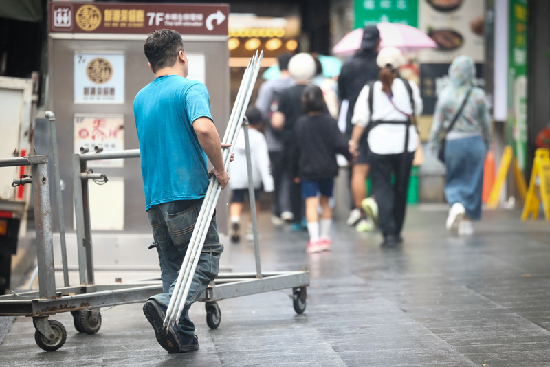 主計總處10日公布1至10月全體受僱員工經常性薪資平均數為新台幣4萬7,803元，年增3.08%，創近26年來同期最高。圖為台北西門町商圈，工作人員正搬運施工用品。