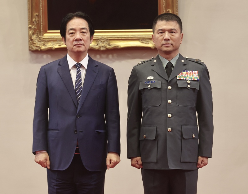 陸軍六軍團副指揮官尹昌榮中將（右）將接任馬防部指揮官。

