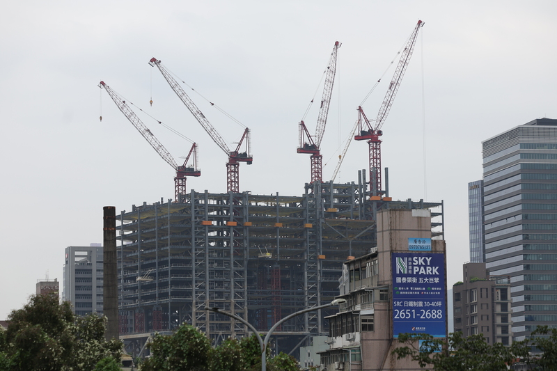 新興技術導入工地現場，可望提升作業安全與事故預防效果。示意圖為台北市南港區興建中的建案。