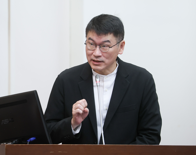 陸委會副主委梁文傑（圖）11 月26日表示，在野黨要修國
籍法，等於把問題丟回到兩岸人民關係條例，但現行
條例只規定符合資格的陸配可以登記參選，未來還是
會有爭議；陸委會尊重內政部解釋。(圖：中央社)
