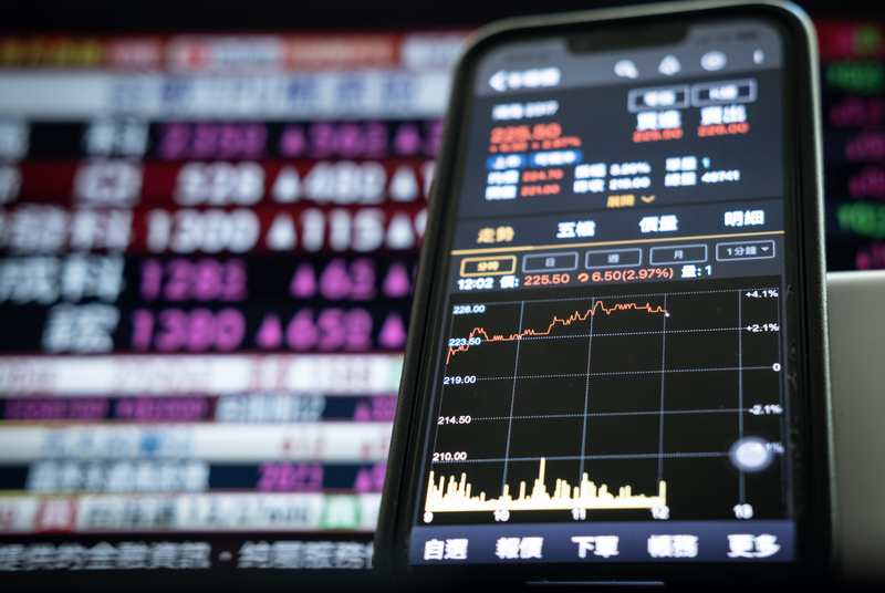 台股12日在電子、金控、衛星以及封測概念股等多頭主力引領下，終場上漲173點，收28198點，週線上漲217點，連三紅。