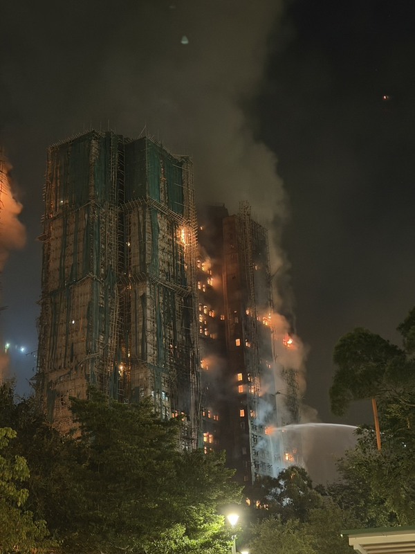 香港宏福苑居民目睹家園燒毀
香港宏福苑發生奪命大火，居民Dorz接受中央社電話
訪問表示，他已作最壞的打算，住了20多年的房子會
沒有了。圖為Dorz拍攝到火勢情況。
（受訪者提供）
中央社記者陳鎧妤傳真　114年11月27日
