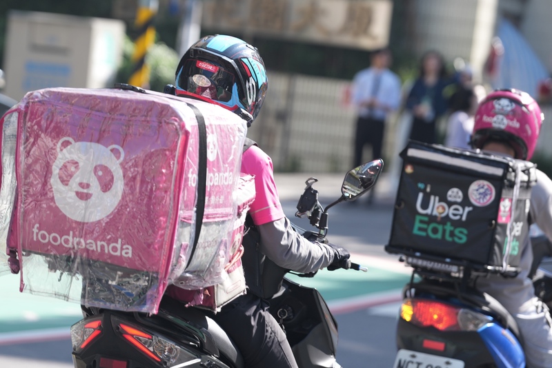 立法院日前初審通過外送員專法草案，明定每筆訂單的基本報酬保障金額，由中央主管機關依前1年度保障金額乘以每年最低工資時薪調升比率，並公告調整。