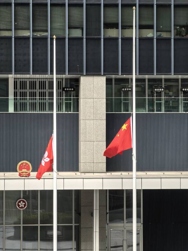 香港宏福苑大火造成嚴重傷亡，香港政府自11月29日至12月1日在全港政府建築物及設施下半旗誌哀。