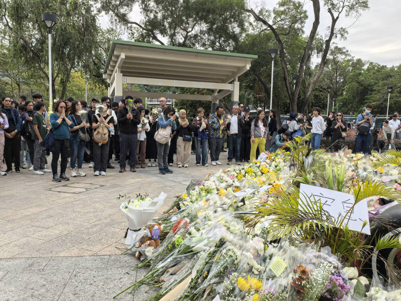 香港宏福苑26日發生奪命大火，造成上百人死亡，香港市民到大火現場為死難者獻花哀悼。
