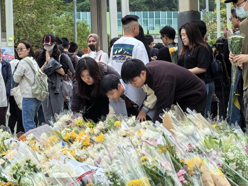 香港宏福苑發生奪命大火，香港市民為死難者獻花哀悼。(圖：中央社)
