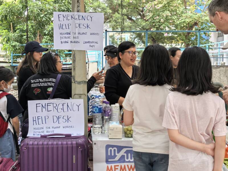 香港大埔宏福苑大火造成大量傷亡，還有百多人失聯。外傭也是這場大火的受害者。圖為菲律賓女傭組織在大火現場設立緊急救援中心，幫助受影響外傭家屬。

