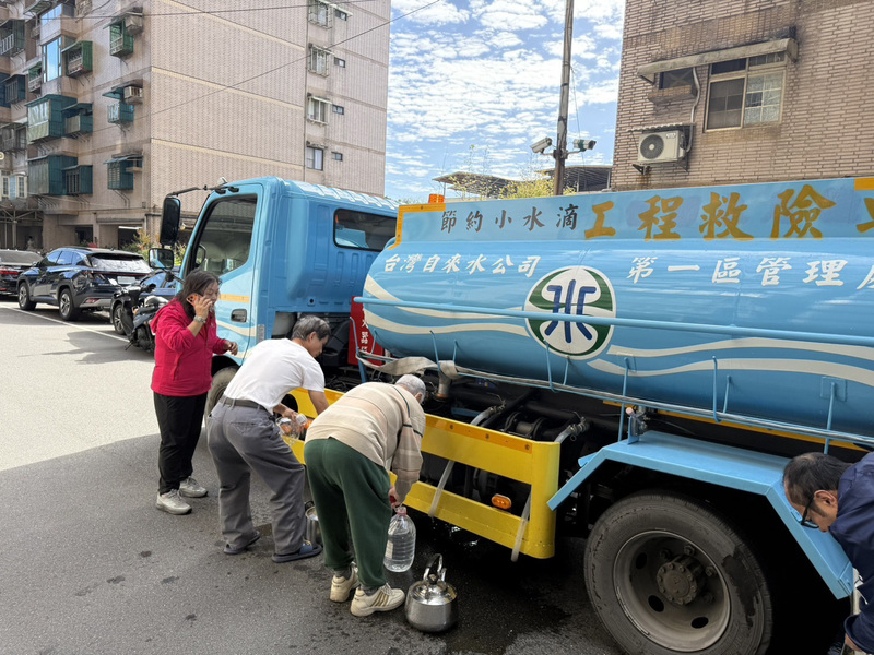 基隆市部分用戶近日自來水出現油味，經台灣自來水公司多次檢驗確認後已無異味。圖為台水公司第一區管理處調派水車至社區，提供市民取水。（台灣自來水公司提供）
