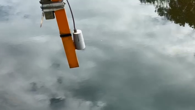 基隆河近日受到油污染，圖為故障的油膜偵測器。