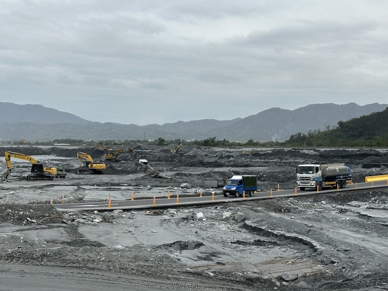 馬太鞍溪堰塞湖在9月23日溢流，重創花蓮光復鄉、萬榮鄉及鳳林鎮。圖為馬太鞍溪便道及相關疏濬情形。資料照。