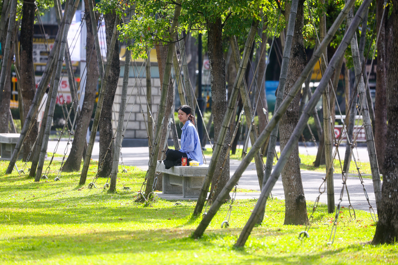 中央氣象署5日表示，未來兩天漸回溫，7日西半部白天高溫25到27度；8、9日東北季風將增強。 (圖：中央社)