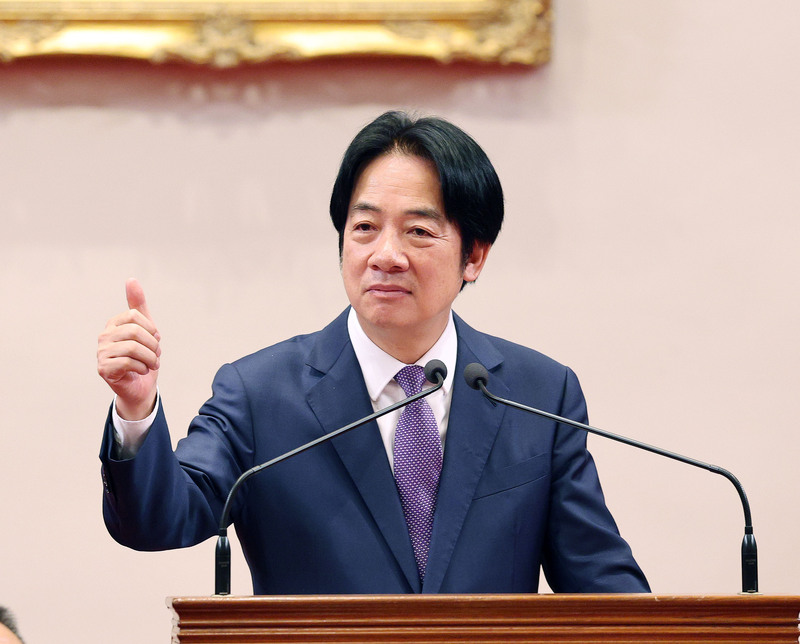 PD
談及台灣近年經濟成長表現　賴總統比讚
總統賴清德（前右）2日下午在總統府接見訪賓時提
及，在民進黨執政下，台灣近年經濟成長率持續上
升，2025整年經濟成長率有望達7%，贏過日本、美
國、歐盟平均值，賴總統一度豎起大拇指比讚。
中央社記者郭日曉攝　114年12月2日
