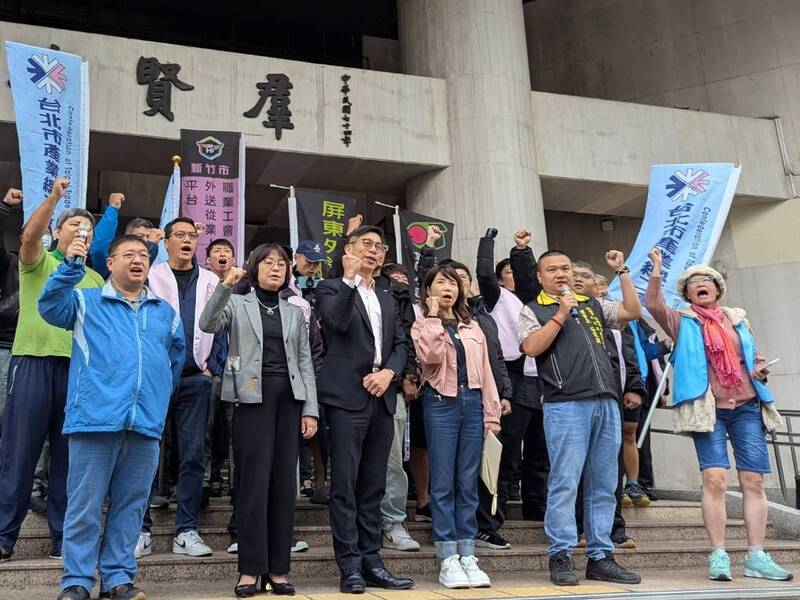 外送專法3日將於立法院逐條審查。台灣外送產業權益促進聯盟、全國外送產業工會等團體上午聚集在立
法院群賢樓前，盼盡速促成立法，希望有最基本的保障，包括薪資和工作權。民進黨立委鍾佳濱（前排左3）、林月琴（前排左2），民眾黨立委陳昭姿（前排左4）也出席聲援。
