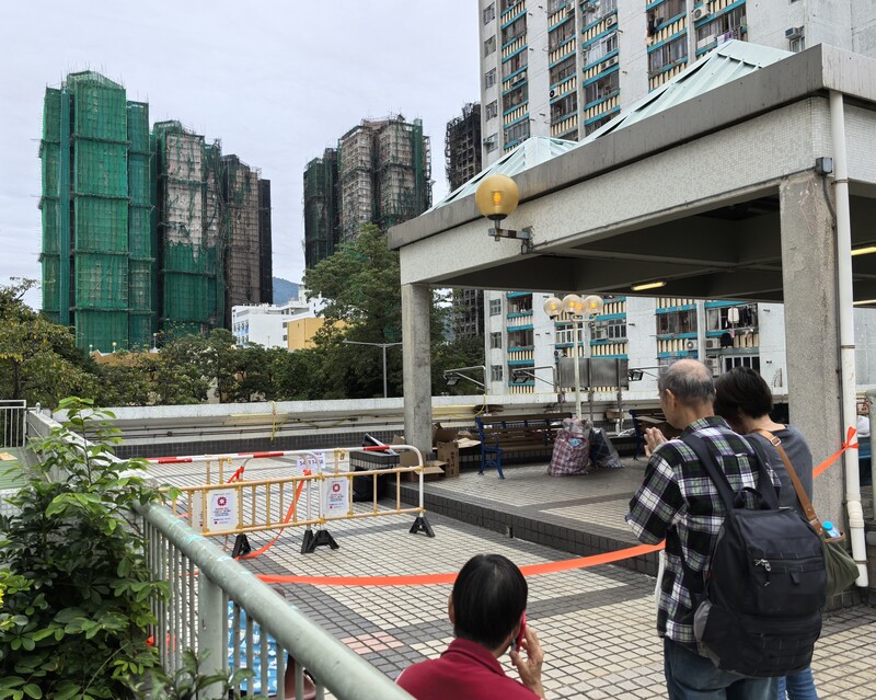 香港大埔宏福苑發生大火慘劇一週之後，唯一未受波及的大樓住戶3日獲得當局批准回家取回物品；圖左有圍網大樓就是未受大火波及的宏志閣。